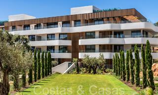 Apartamentos de lujo nuevos y sostenibles en venta en urbanización cerrada de Sotogrande, Costa del Sol 63851 