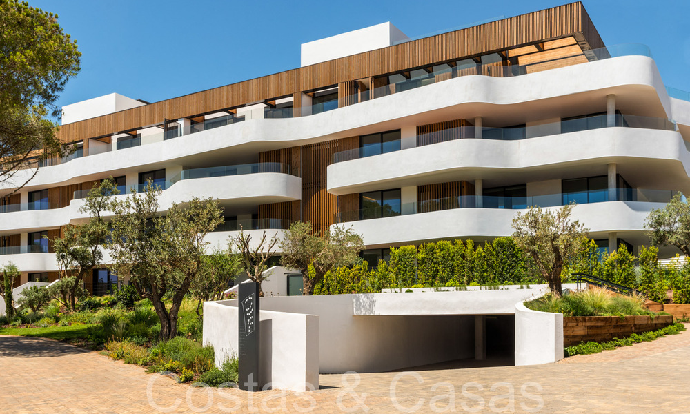 Apartamentos de lujo nuevos y sostenibles en venta en urbanización cerrada de Sotogrande, Costa del Sol 63852