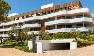 Apartamentos de lujo nuevos y sostenibles en venta en urbanización cerrada de Sotogrande, Costa del Sol 63852 
