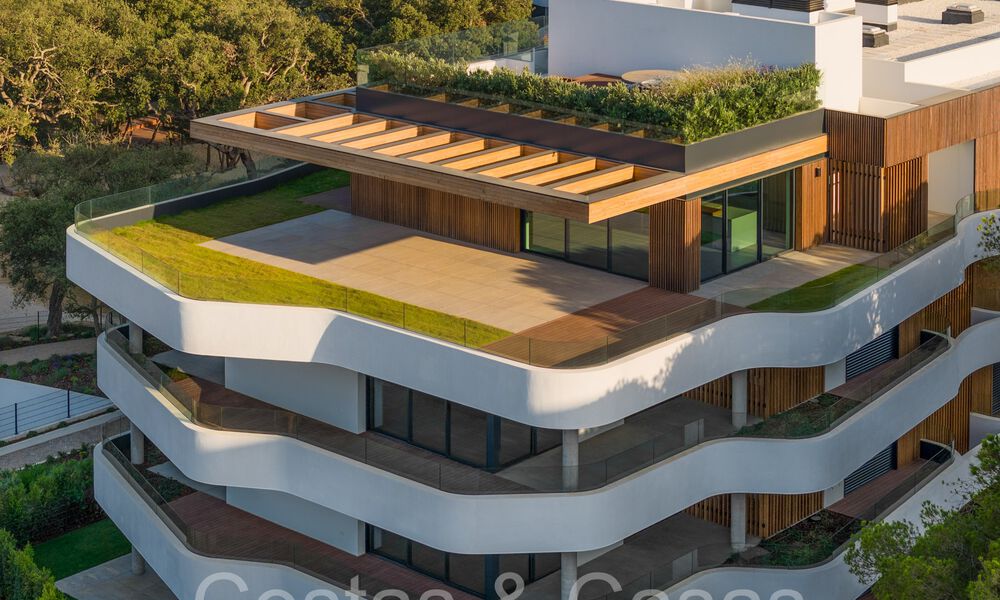 Apartamentos de lujo nuevos y sostenibles en venta en urbanización cerrada de Sotogrande, Costa del Sol 63853