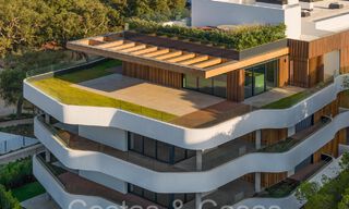 Apartamentos de lujo nuevos y sostenibles en venta en urbanización cerrada de Sotogrande, Costa del Sol 63853 