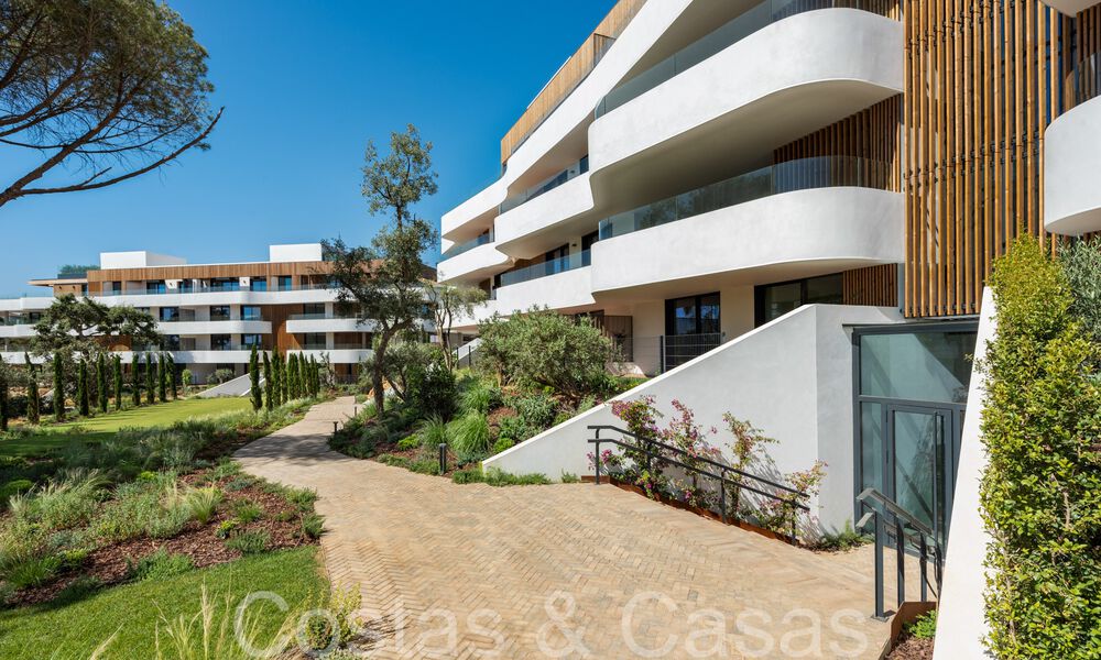 Apartamentos de lujo nuevos y sostenibles en venta en urbanización cerrada de Sotogrande, Costa del Sol 63855