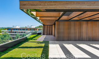 Apartamentos de lujo nuevos y sostenibles en venta en urbanización cerrada de Sotogrande, Costa del Sol 63858 