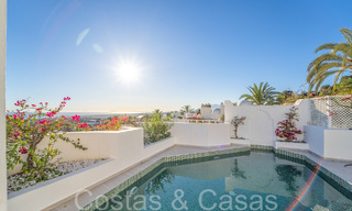Exclusivo ático con piscina privada y vistas panorámicas al mar en venta en complejo mediterráneo en la Milla de Oro de Marbella 63900 