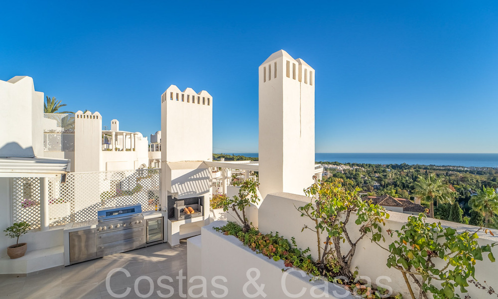 Exclusivo ático con piscina privada y vistas panorámicas al mar en venta en complejo mediterráneo en la Milla de Oro de Marbella 63901