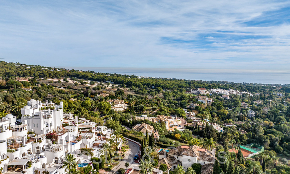 Exclusivo ático con piscina privada y vistas panorámicas al mar en venta en complejo mediterráneo en la Milla de Oro de Marbella 63908