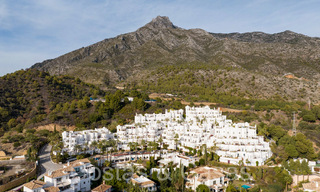 Exclusivo ático con piscina privada y vistas panorámicas al mar en venta en complejo mediterráneo en la Milla de Oro de Marbella 63910 