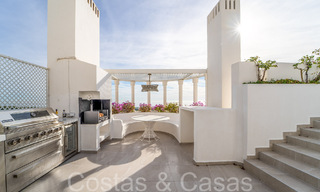 Exclusivo ático con piscina privada y vistas panorámicas al mar en venta en complejo mediterráneo en la Milla de Oro de Marbella 63924 