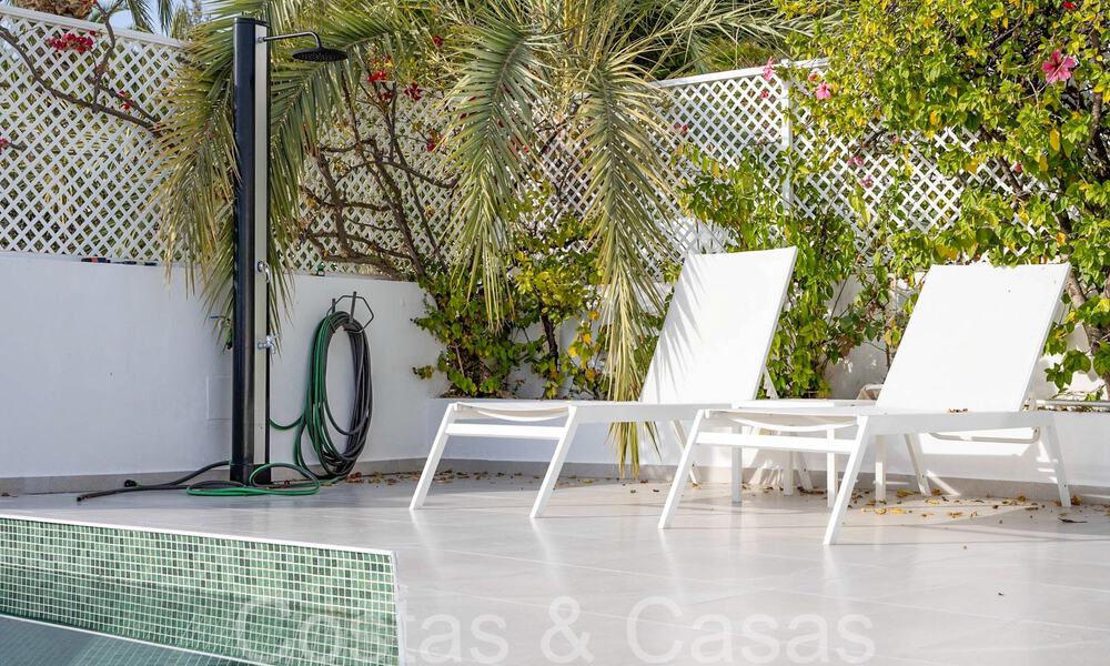 Exclusivo ático con piscina privada y vistas panorámicas al mar en venta en complejo mediterráneo en la Milla de Oro de Marbella 63932