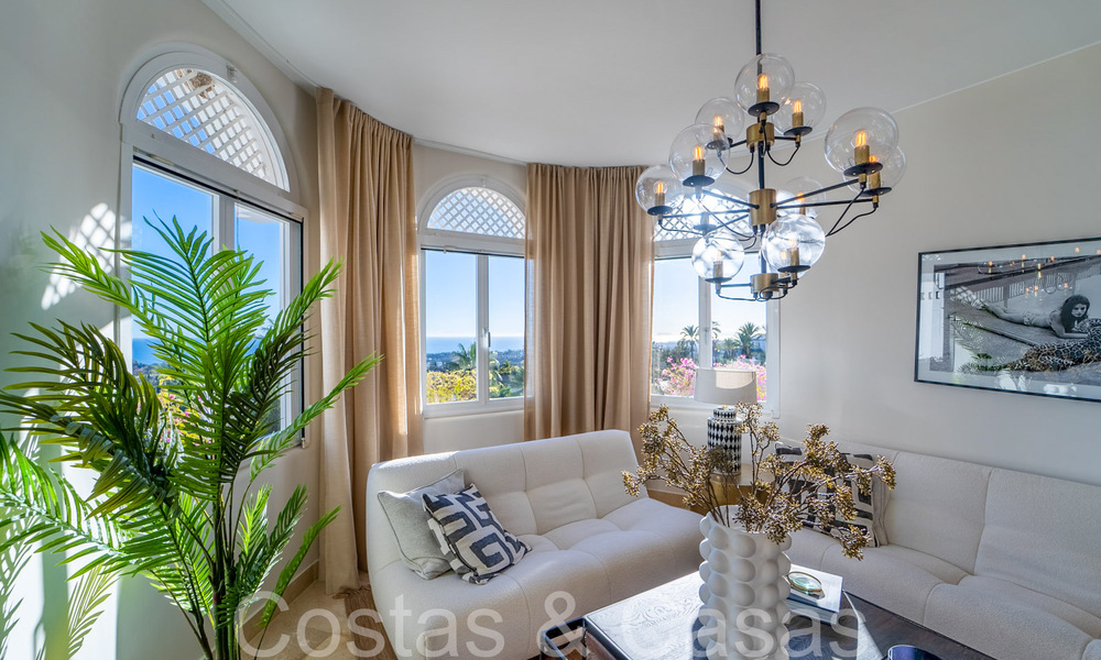 Exclusivo ático con piscina privada y vistas panorámicas al mar en venta en complejo mediterráneo en la Milla de Oro de Marbella 63939