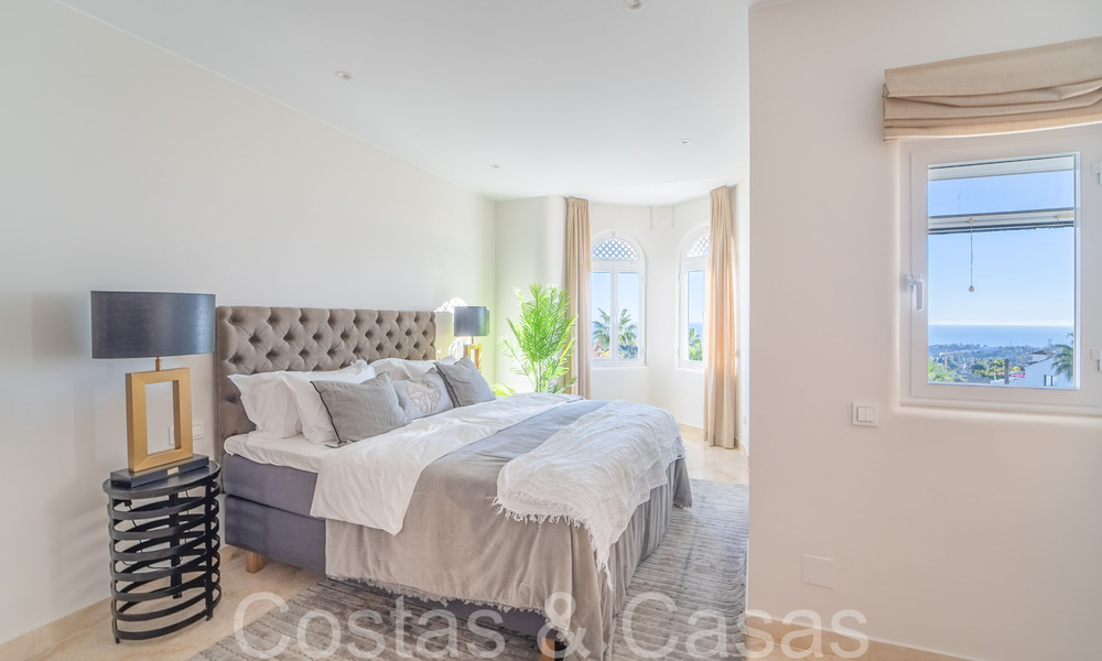 Exclusivo ático con piscina privada y vistas panorámicas al mar en venta en complejo mediterráneo en la Milla de Oro de Marbella 63944