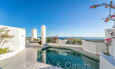 Exclusivo ático con piscina privada y vistas panorámicas al mar en venta en complejo mediterráneo en la Milla de Oro de Marbella 63947