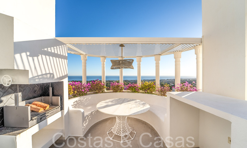 Exclusivo ático con piscina privada y vistas panorámicas al mar en venta en complejo mediterráneo en la Milla de Oro de Marbella 63948