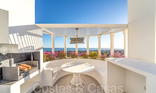Exclusivo ático con piscina privada y vistas panorámicas al mar en venta en complejo mediterráneo en la Milla de Oro de Marbella 63948 