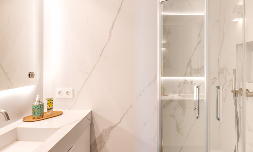 Lujoso apartamento de 3 dormitorios en venta en un complejo cerrado y seguro en la Milla de Oro de Marbella 63962