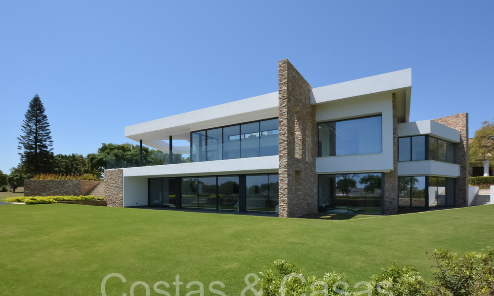 Sofisticada villa de diseño en venta en el campo de golf de un resort de primera clase cerca de Sotogrande - San Roque, Costa del Sol 63995