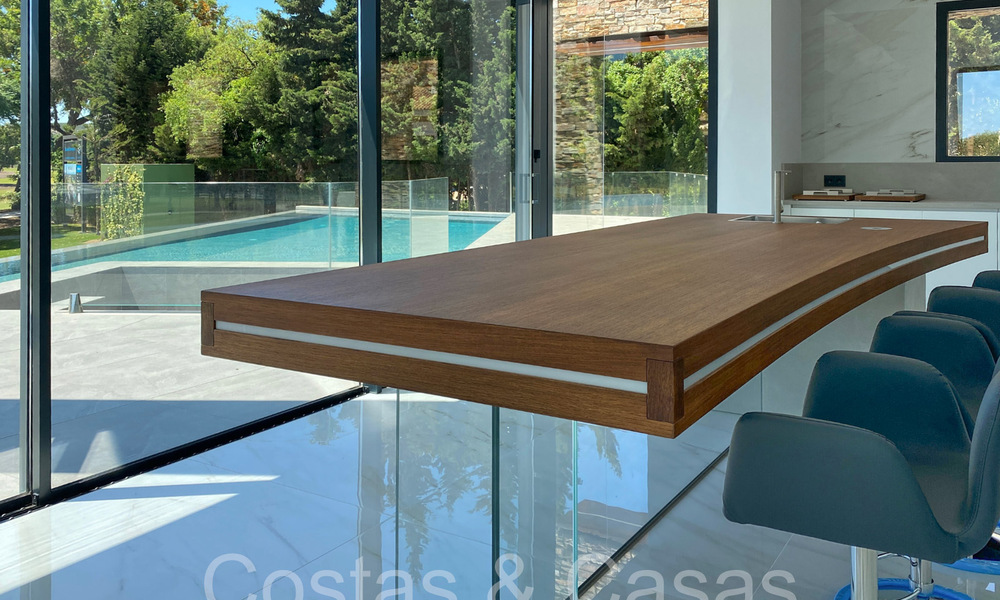 Sofisticada villa de diseño en venta en el campo de golf de un resort de primera clase cerca de Sotogrande - San Roque, Costa del Sol 63996