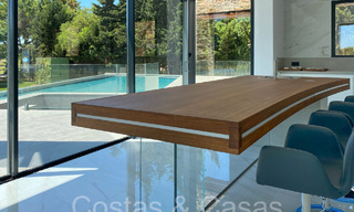 Sofisticada villa de diseño en venta en el campo de golf de un resort de primera clase cerca de Sotogrande - San Roque, Costa del Sol 63996 