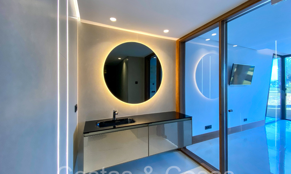 Sofisticada villa de diseño en venta en el campo de golf de un resort de primera clase cerca de Sotogrande - San Roque, Costa del Sol 63998