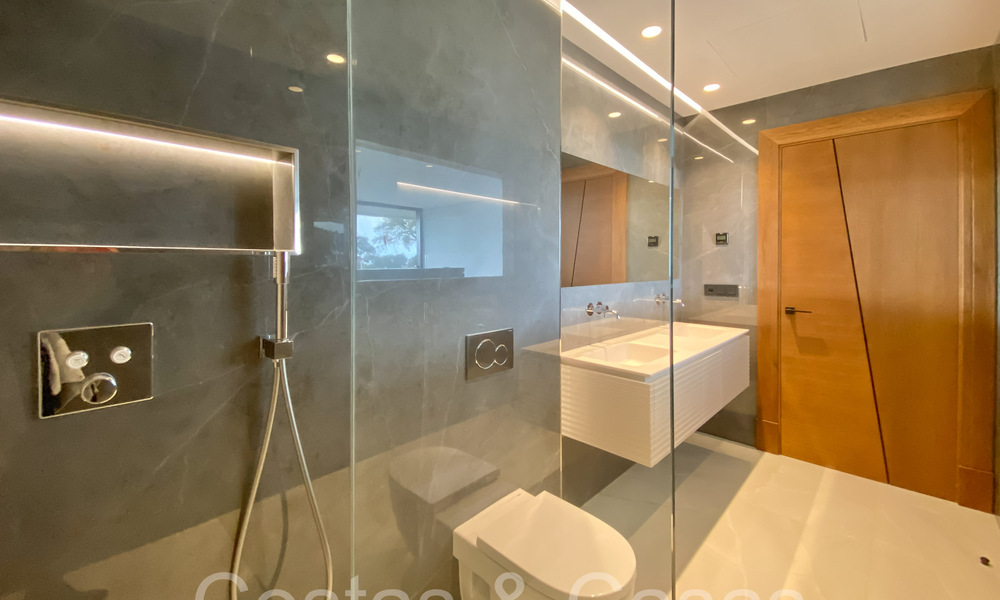 Sofisticada villa de diseño en venta en el campo de golf de un resort de primera clase cerca de Sotogrande - San Roque, Costa del Sol 63999