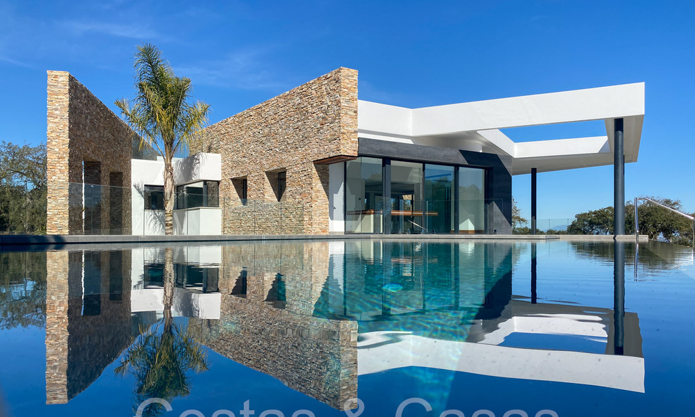 Sofisticada villa de diseño en venta en el campo de golf de un resort de primera clase cerca de Sotogrande - San Roque, Costa del Sol 64001