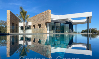 Sofisticada villa de diseño en venta en el campo de golf de un resort de primera clase cerca de Sotogrande - San Roque, Costa del Sol 64001