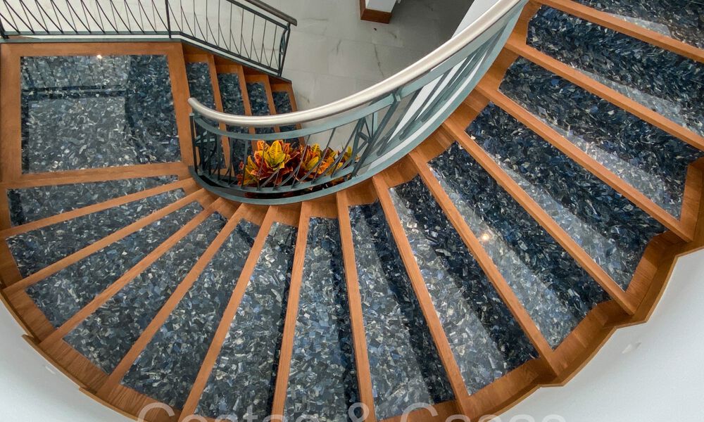 Sofisticada villa de diseño en venta en el campo de golf de un resort de primera clase cerca de Sotogrande - San Roque, Costa del Sol 64002