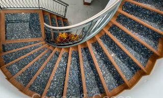 Sofisticada villa de diseño en venta en el campo de golf de un resort de primera clase cerca de Sotogrande - San Roque, Costa del Sol 64002 