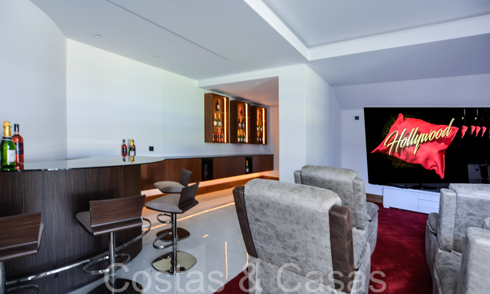 Sofisticada villa de diseño en venta en el campo de golf de un resort de primera clase cerca de Sotogrande - San Roque, Costa del Sol 64003