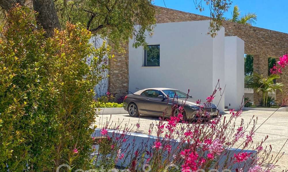Sofisticada villa de diseño en venta en el campo de golf de un resort de primera clase cerca de Sotogrande - San Roque, Costa del Sol 64004