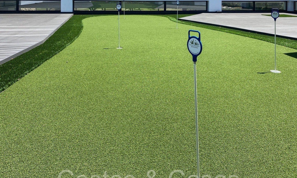 Sofisticada villa de diseño en venta en el campo de golf de un resort de primera clase cerca de Sotogrande - San Roque, Costa del Sol 64005