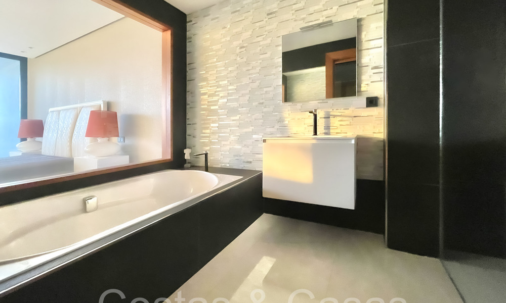 Sofisticada villa de diseño en venta en el campo de golf de un resort de primera clase cerca de Sotogrande - San Roque, Costa del Sol 64008