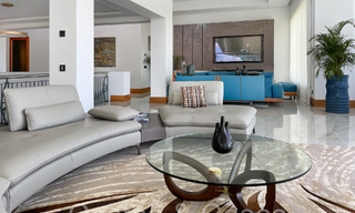 Sofisticada villa de diseño en venta en el campo de golf de un resort de primera clase cerca de Sotogrande - San Roque, Costa del Sol 64011 