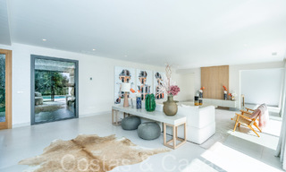 Lista para entrar a vivir, villa de lujo moderna en venta con piscina infinita en una exclusiva comunidad cerrada en Benalmádena, Costa del Sol 64070 