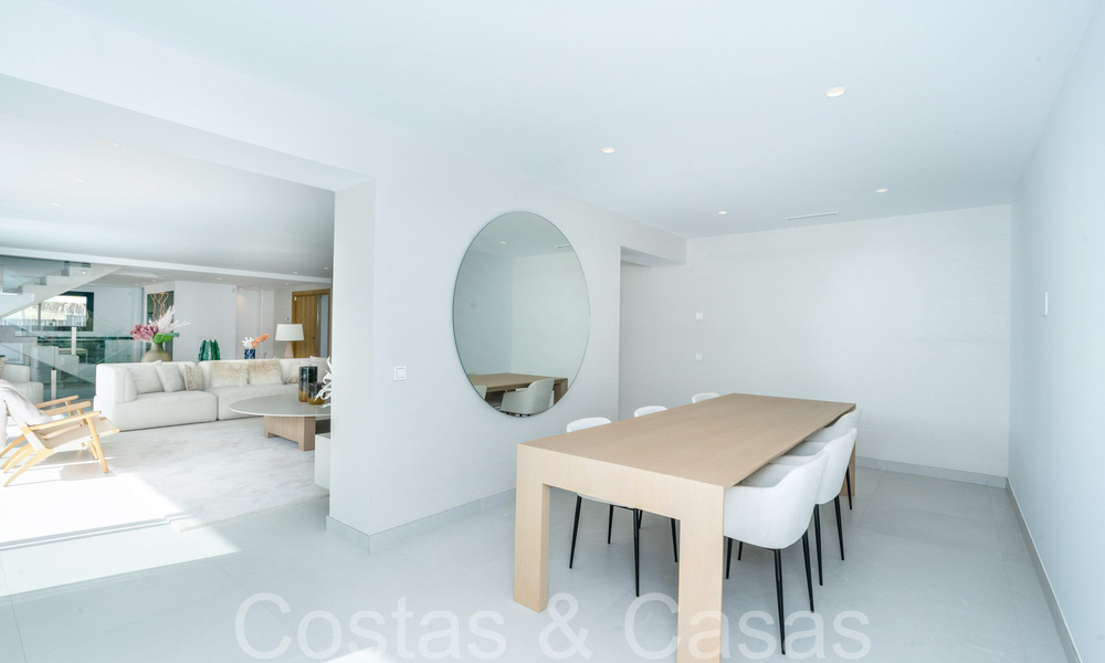Lista para entrar a vivir, villa de lujo moderna en venta con piscina infinita en una exclusiva comunidad cerrada en Benalmádena, Costa del Sol 64071