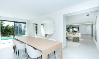 Lista para entrar a vivir, villa de lujo moderna en venta con piscina infinita en una exclusiva comunidad cerrada en Benalmádena, Costa del Sol 64072 