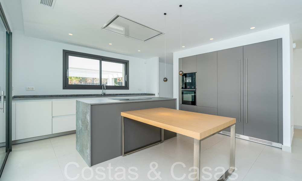 Lista para entrar a vivir, villa de lujo moderna en venta con piscina infinita en una exclusiva comunidad cerrada en Benalmádena, Costa del Sol 64075