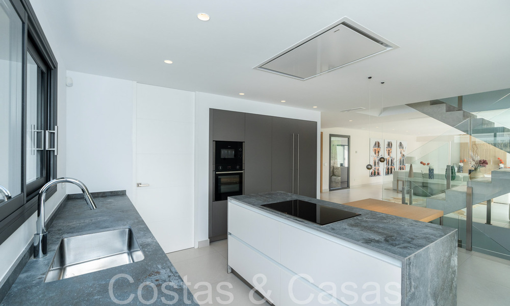 Lista para entrar a vivir, villa de lujo moderna en venta con piscina infinita en una exclusiva comunidad cerrada en Benalmádena, Costa del Sol 64077