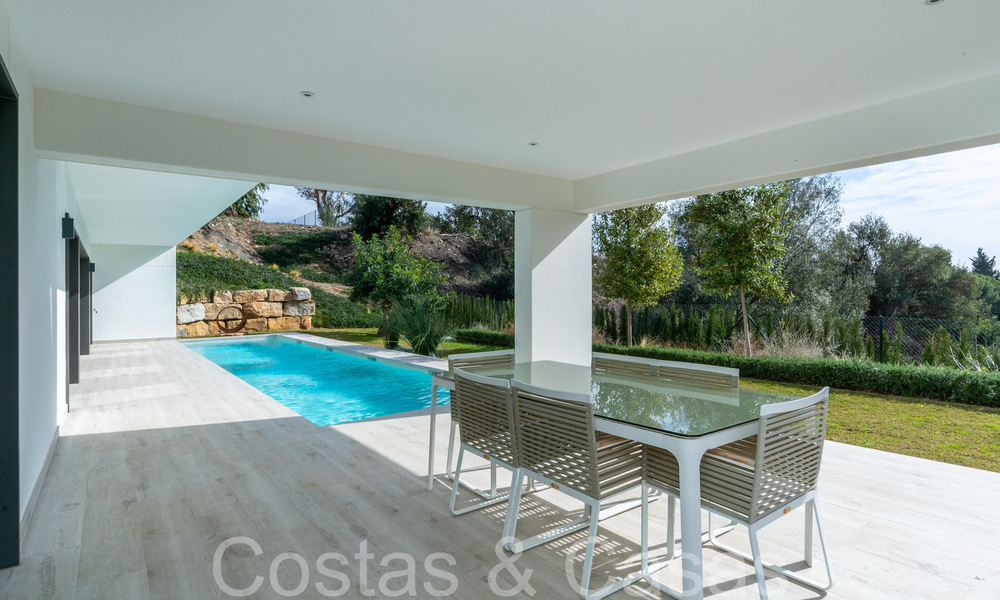 Lista para entrar a vivir, villa de lujo moderna en venta con piscina infinita en una exclusiva comunidad cerrada en Benalmádena, Costa del Sol 64078