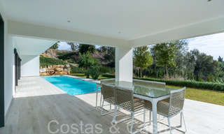Lista para entrar a vivir, villa de lujo moderna en venta con piscina infinita en una exclusiva comunidad cerrada en Benalmádena, Costa del Sol 64078 