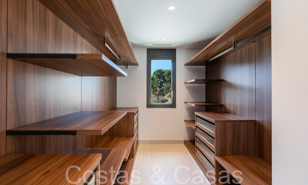 Lista para entrar a vivir, villa de lujo moderna en venta con piscina infinita en una exclusiva comunidad cerrada en Benalmádena, Costa del Sol 64081