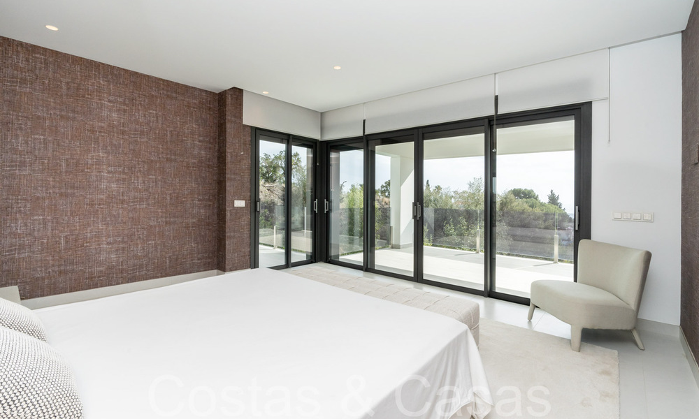 Lista para entrar a vivir, villa de lujo moderna en venta con piscina infinita en una exclusiva comunidad cerrada en Benalmádena, Costa del Sol 64083