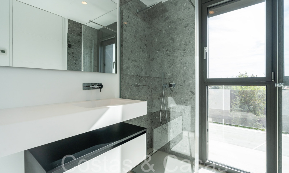 Lista para entrar a vivir, villa de lujo moderna en venta con piscina infinita en una exclusiva comunidad cerrada en Benalmádena, Costa del Sol 64085