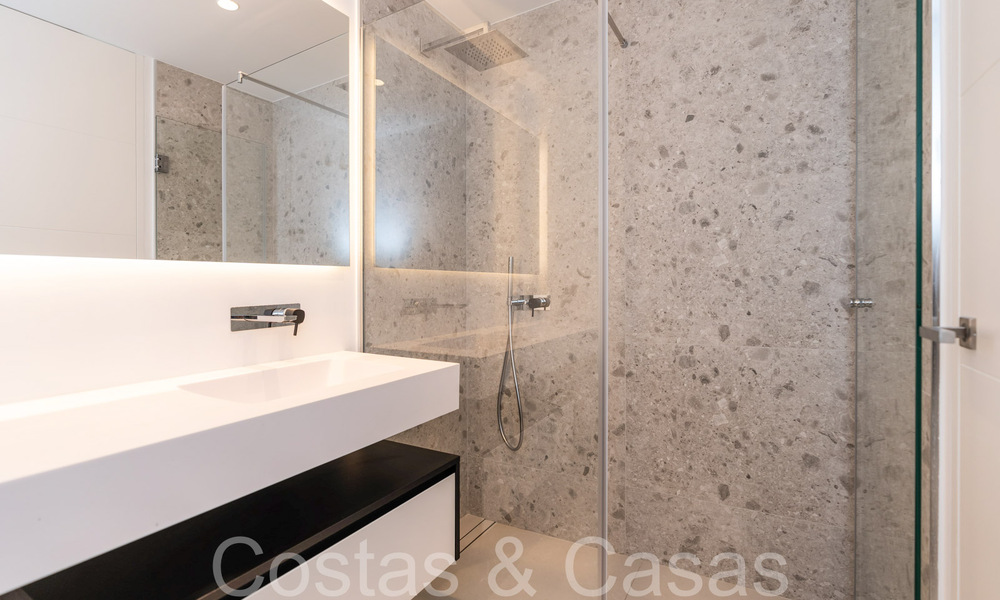 Lista para entrar a vivir, villa de lujo moderna en venta con piscina infinita en una exclusiva comunidad cerrada en Benalmádena, Costa del Sol 64087