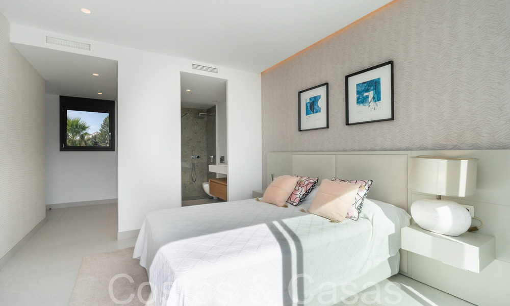 Lista para entrar a vivir, villa de lujo moderna en venta con piscina infinita en una exclusiva comunidad cerrada en Benalmádena, Costa del Sol 64089