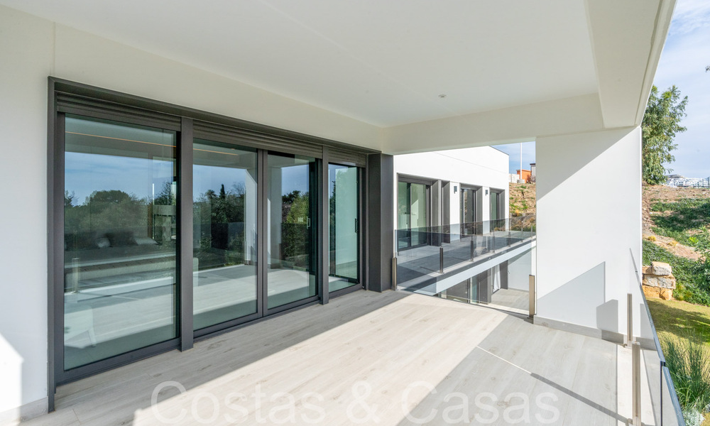 Lista para entrar a vivir, villa de lujo moderna en venta con piscina infinita en una exclusiva comunidad cerrada en Benalmádena, Costa del Sol 64091