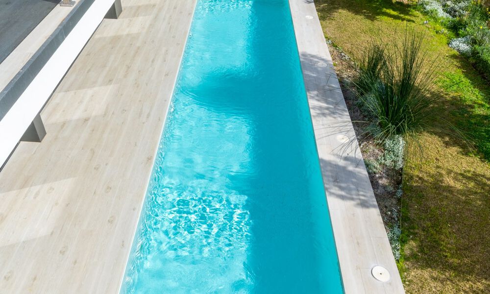 Lista para entrar a vivir, villa de lujo moderna en venta con piscina infinita en una exclusiva comunidad cerrada en Benalmádena, Costa del Sol 64092