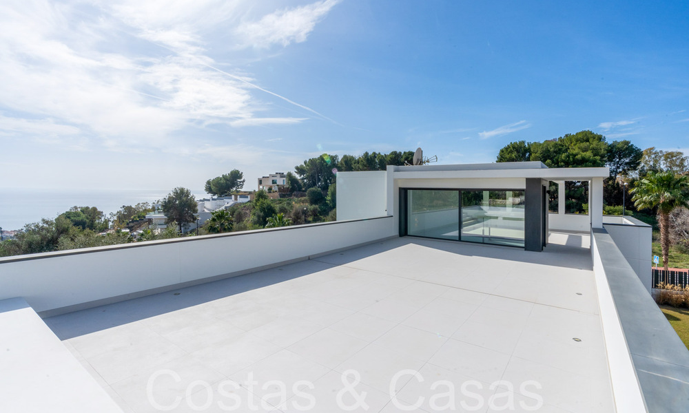 Lista para entrar a vivir, villa de lujo moderna en venta con piscina infinita en una exclusiva comunidad cerrada en Benalmádena, Costa del Sol 64093