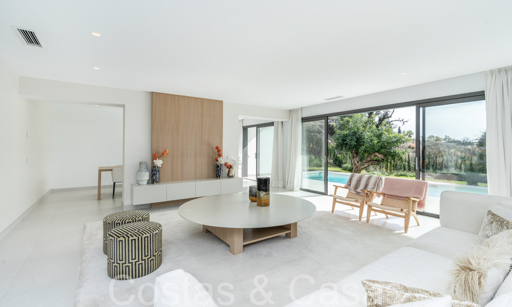 Lista para entrar a vivir, villa de lujo moderna en venta con piscina infinita en una exclusiva comunidad cerrada en Benalmádena, Costa del Sol 64094