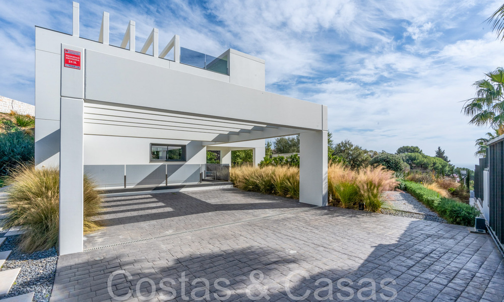 Lista para entrar a vivir, villa de lujo moderna en venta con piscina infinita en una exclusiva comunidad cerrada en Benalmádena, Costa del Sol 64098